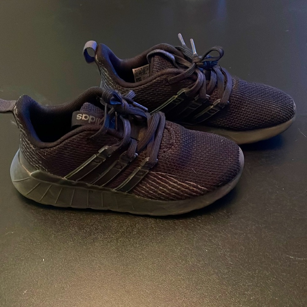 3/$30- GUC Adidas shoes 🔥